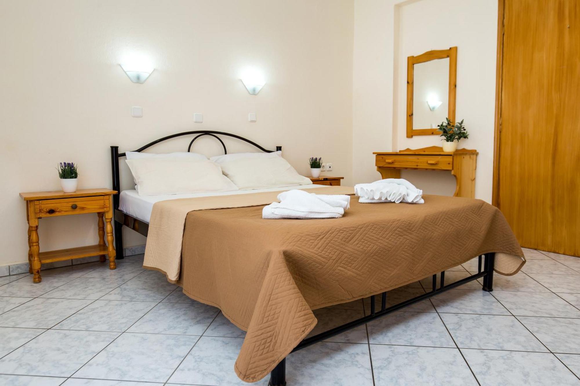 Ianos Apartments Potos Ngoại thất bức ảnh
